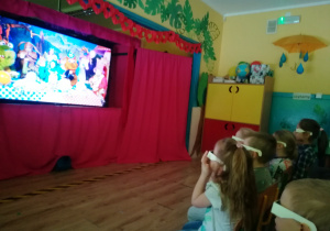 Dzieci oglądają spektakl Alicja online